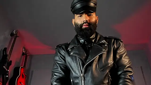FROM FULL LEATHER TO NUDE — filmik BeardAndrew, modela(-lki) na kamerkach
