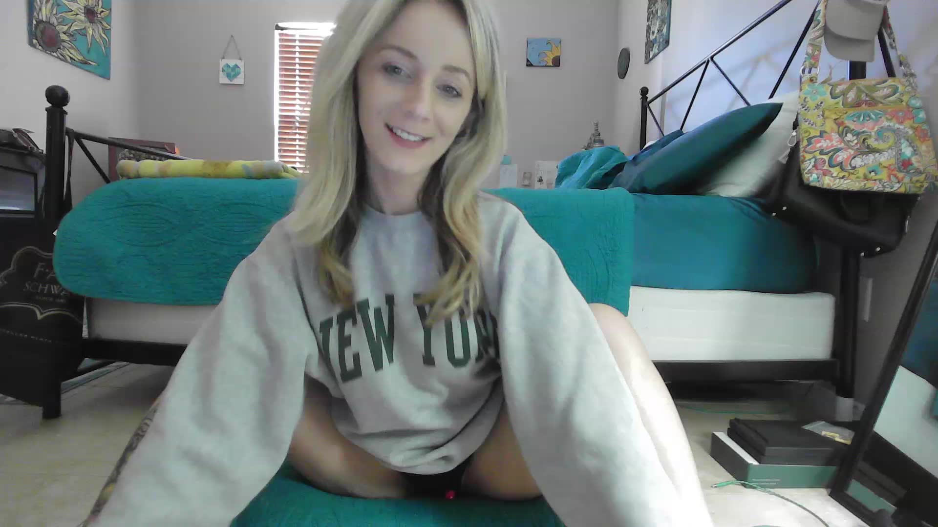 [1 Feb 09:59] Private Show - video by Heyitsmee33 cam model