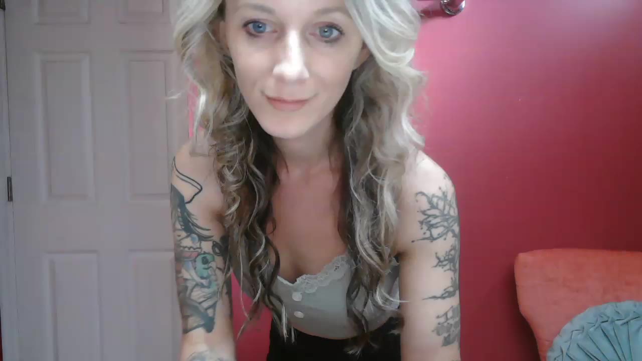 EAT MY ASS - video by Heyitsmee33 cam model