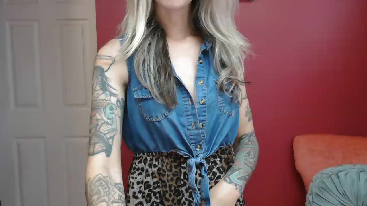 Socks and pussy - video by Heyitsmee33 cam model