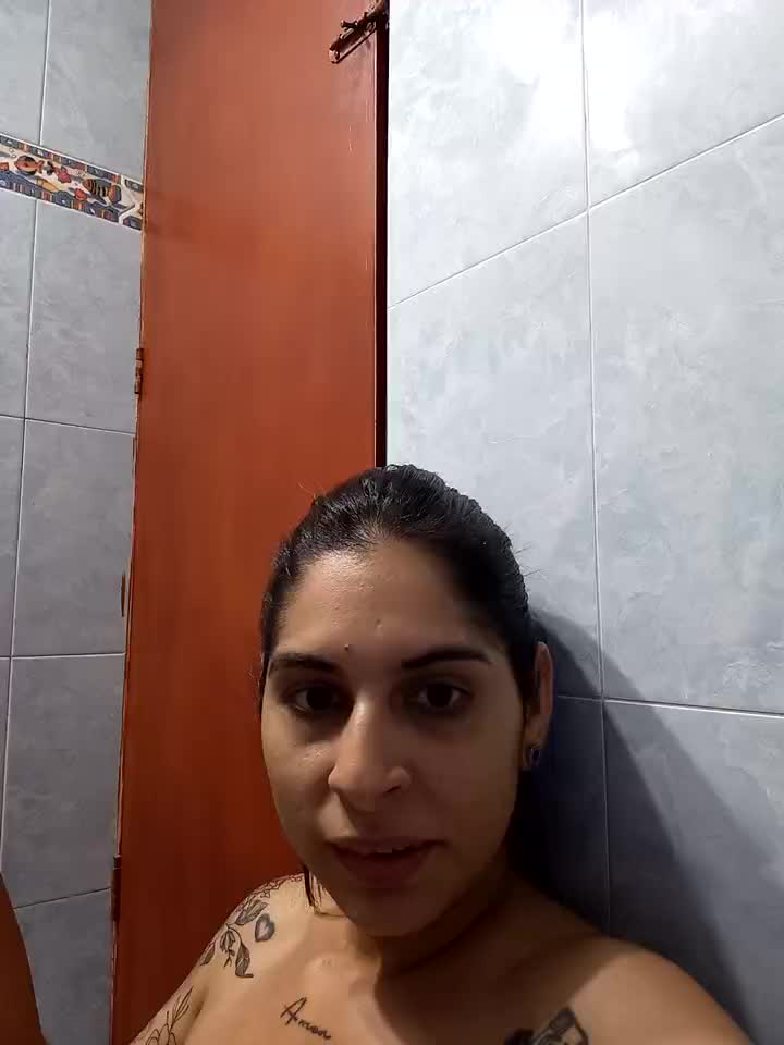 Fuck my pussy in toilet, squirt and back of my nana🤫🙈🤪 – video od webkamerové modelky charlotte_stevenss_