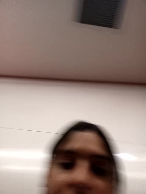 Squirt in the batrom - video của người mẫu cam charlotte_stevenss_