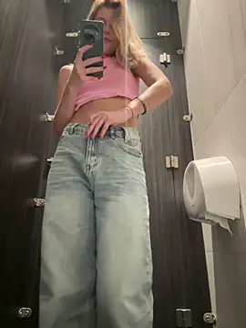 FAST STRIPE AND ZOOM LUSH PUSSY - 視頻由 ValenciaShock 主播提供