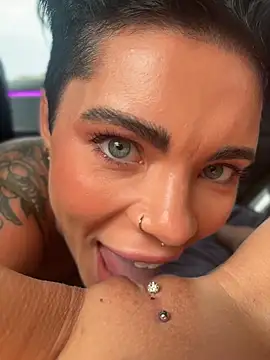 [16 Oct 14:09] Lou eating pussy - video by LukeLouHarvey cam model
