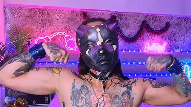 sporty hot tattooed body - video by Cool_Freak_ cam model