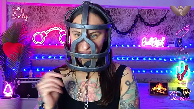 handcuffs, face cage, clamps – video od webkamerové modelky Cool_Freak_
