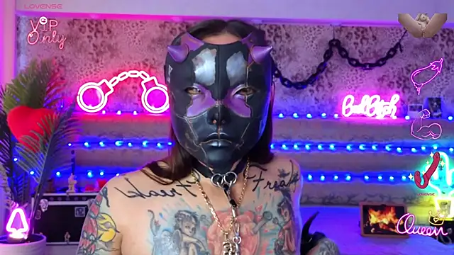 you can always put your favorite mask on me and undress my body - vídeo de Cool_Freak_ modelo de câmara