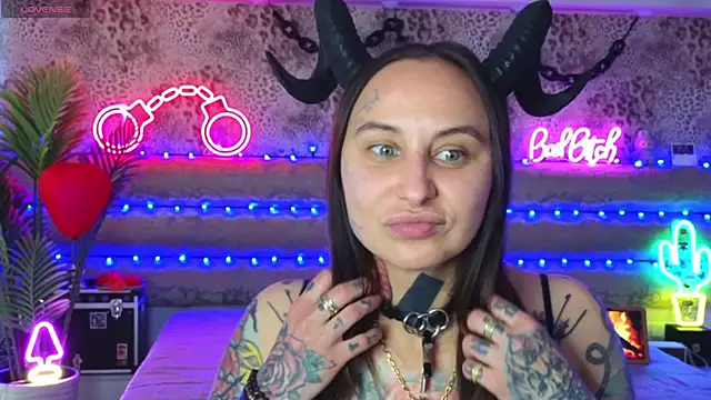 Kinky show extreme sex, love pain, dirty. tattoo piercing, masks, horns, cage - vídeo de la modelo de cam Cool_Freak_
