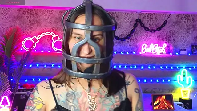 you can always take off or put on me a mask, a cage, handcuffs, horns. it's all free - video oleh Cool_Freak_ kamera model
