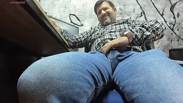 Shot my cum and wet in my jean - video by Maxi_thebig_daddy cam model