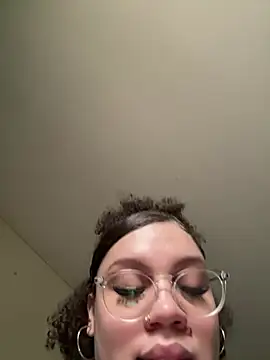 [6 Mar 14:25] Public Show – видео вебкам-модели QueenNuttCollector