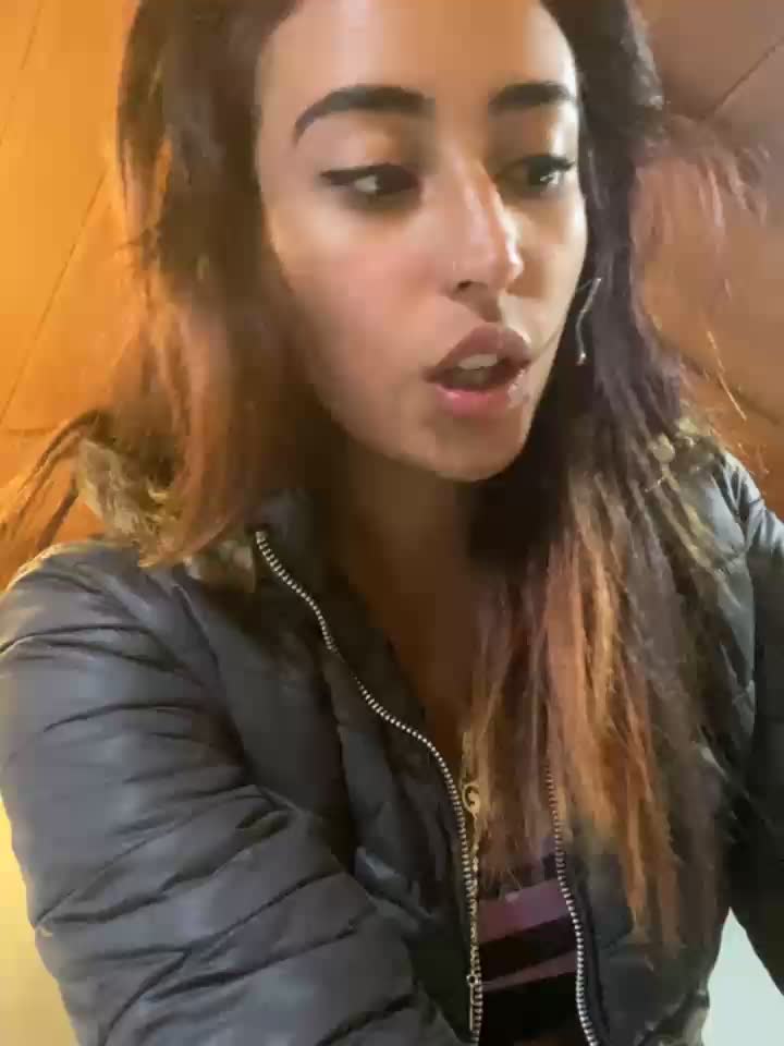 naked in public bathroom - clip cu Vaiolet_a model videochat