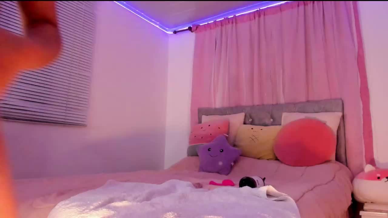 Crystal toy in my ass, showing my pregnant belly. - video od modelky/modela lucykinky22