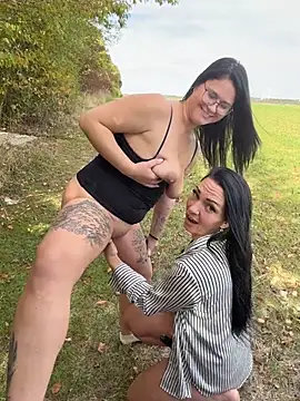 Lola fingert lisa outdoor 🥵
