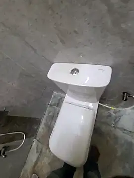 A quick cum in office girl's toilet - video di Bnglrmallu_aachujos modella di cam