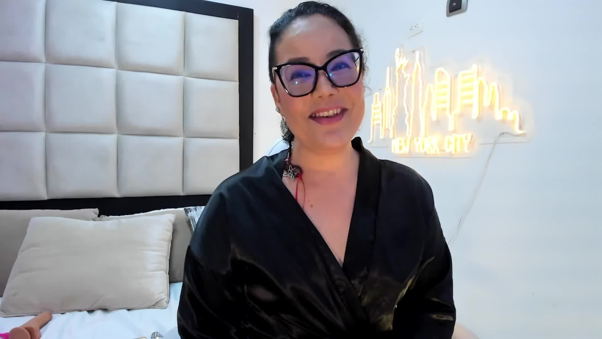 using plug - video by Katty_Sky cam model