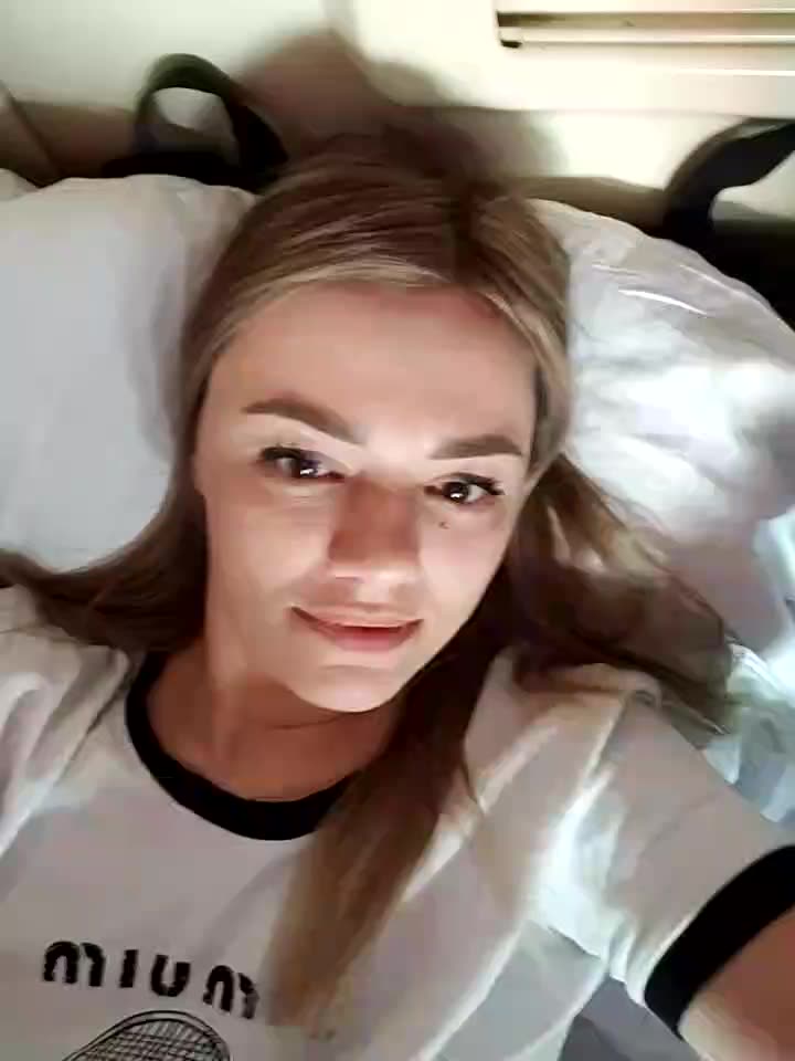 Somewhere on the train 😆 – video od webkamerové modelky KrissSexi