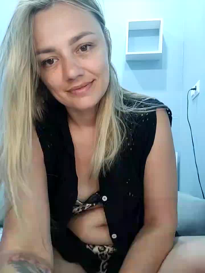 [13 Jun 01:28] Private Show – video od webkamerové modelky KrissSexi