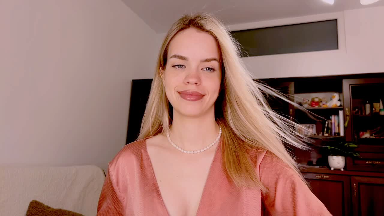 Beautiful strip and pussy play