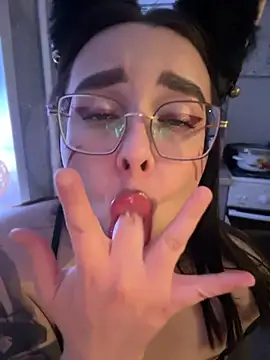 suck fingers – video od webkamerové modelky MoziRixis