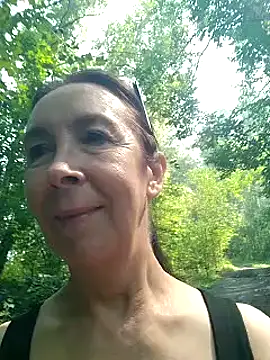 Walk through a beautiful forest park🌳🌲❤️– Celine_Faer1 kameramodell videója