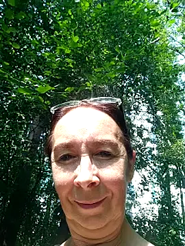 Walk through a beautiful forest park🌳🌲❤️– Celine_Faer1 kameramodell videója