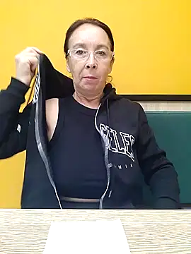 I drink black tea and eat delicious cheese sticks in a cafe☕🧀– Celine_Faer1 kameramodell videója