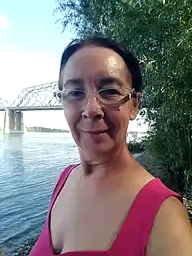 Walk along the river bank 🌳🌊💗Public Show－カメラキャストのCeline_Faer1の動画