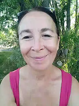 Walk along the river bank 🌳🌊💗 Public Show－カメラキ ャストのCeline_Faer1の動画