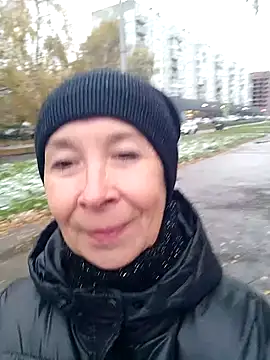 I'm walking in the park, the first snow 🌨️❄️Public Show - Vídeo de Celine_Faer1, modelo de vídeos