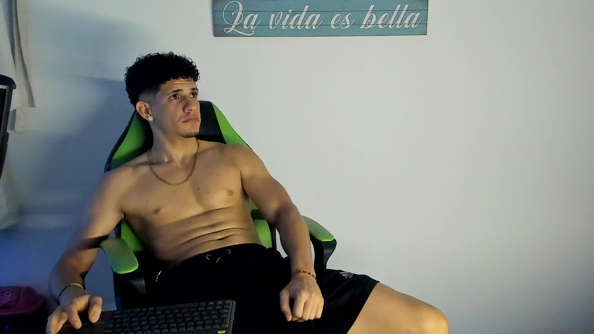 SEXY HARD HANDJOB – video od webkamerové modelky jhonnysnow17