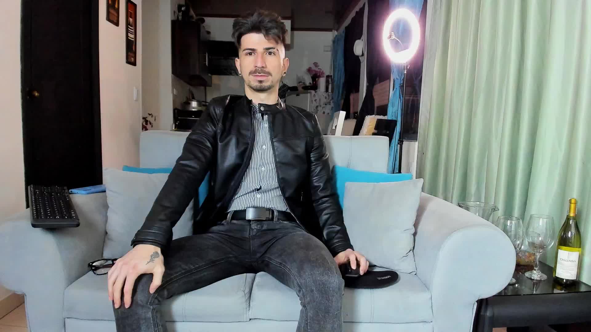 Liam surprises you by stripping and masturbating to the maximum until he reaches his maximum orgasm - ক্যাম মডেল LiamCossio_-এর ভিডিও