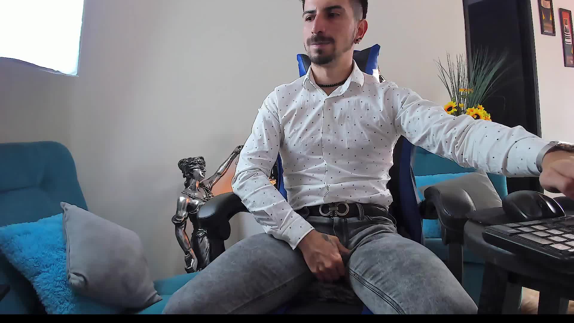 LIAM GETS NAKED AND BEGINS TO JERK OFF AND RECEIVE PLEASURE UNTIL HE MAKES ME CUM - ক্যাম মডেল LiamCossio_-এর ভিডিও