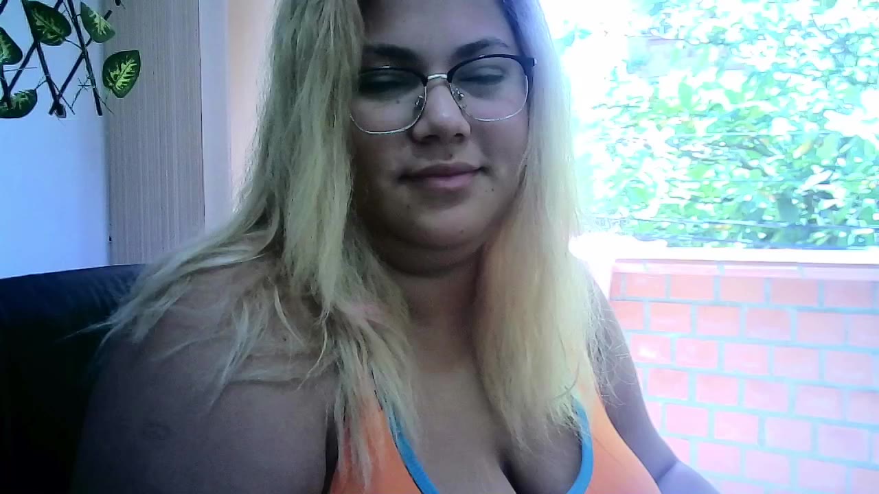 look me in pvt show with feet - Vídeo de girl_milk2, modelo de vídeos