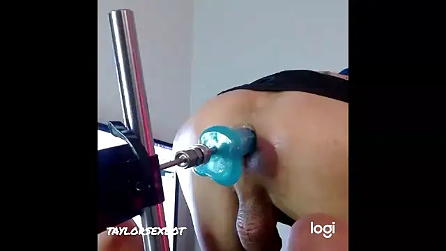 [6 Feb 09:11] Public Show - video by Taylorsexbot cam model