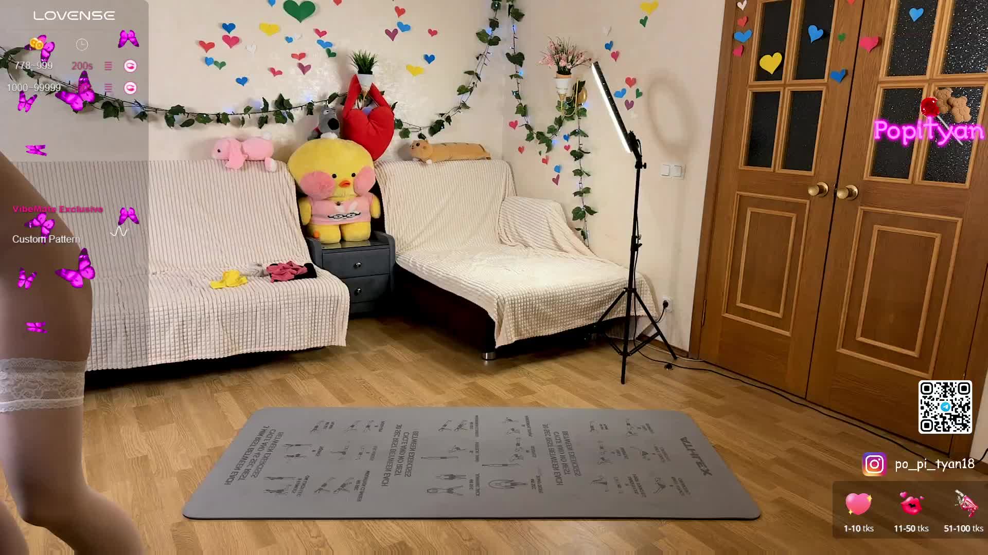 interesting show for you, close-up of ass, in knee socks and sneakers on the sofa, massaging pussy - vídeo de la modelo de cam popityan1