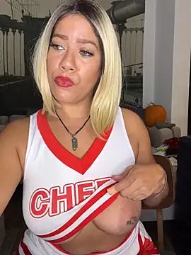 Blonde cheerleader hairy pussy CREAMS all over - video van Bigbuttbrooklynn cam-model
