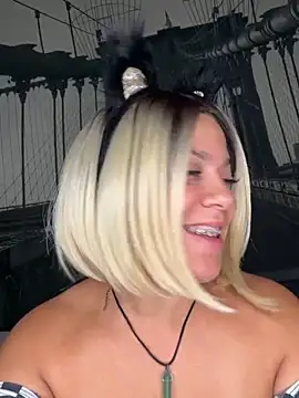 BLONDIE oils up her whole BODY *blondie GLAZED donut haha - video van Bigbuttbrooklynn cam-model