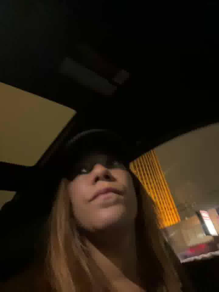 SQUIRT in bathroom BUS STATION with people around - video van Bigbuttbrooklynn cam-model