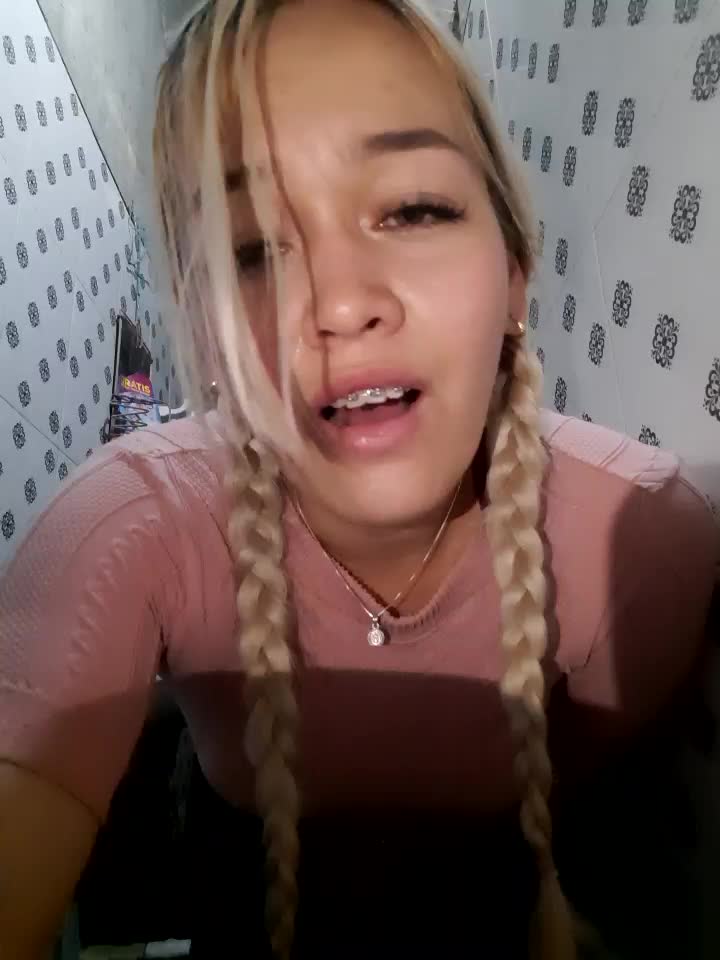 Hot game in the bathroom - video by Danielavegax cam model