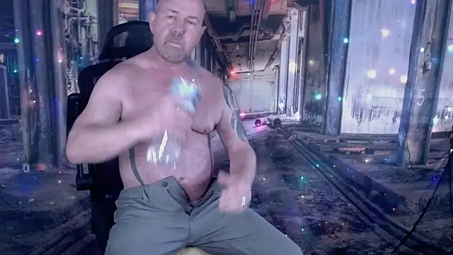 It's wet.. - vidéo du modèle de showcams ManlyPrisonGuy