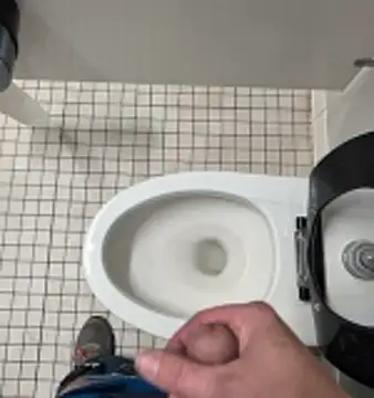 26 Nov 25 Public Show Bathroom Bate - clip cu Jackauff69 model videochat