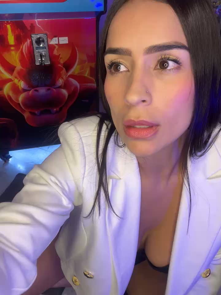 fucking on the floor and in the mirror 😈 - video by Mau_White cam model