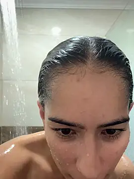 Look at my naked body in the shower🐠