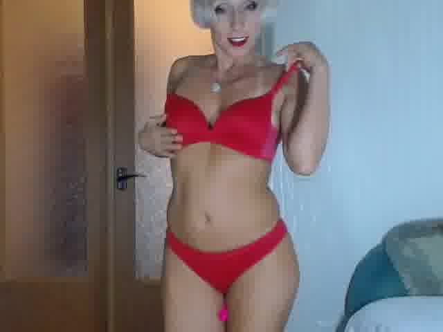 Games with a green friend - video by Kissiya-Allisya cam model