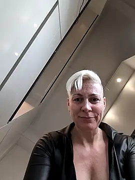 Public Show-Squirt over you 💦 - DarleenHot 캠 모델의 동영상