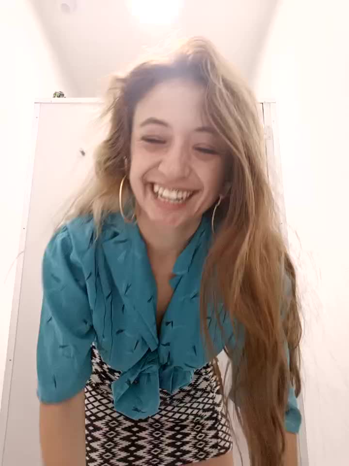 Show in public toilet - video by gabyenlalunax cam model
