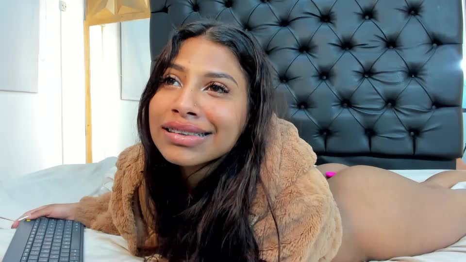 My toy is having a good time in my pussy - video by irenedaimond cam model